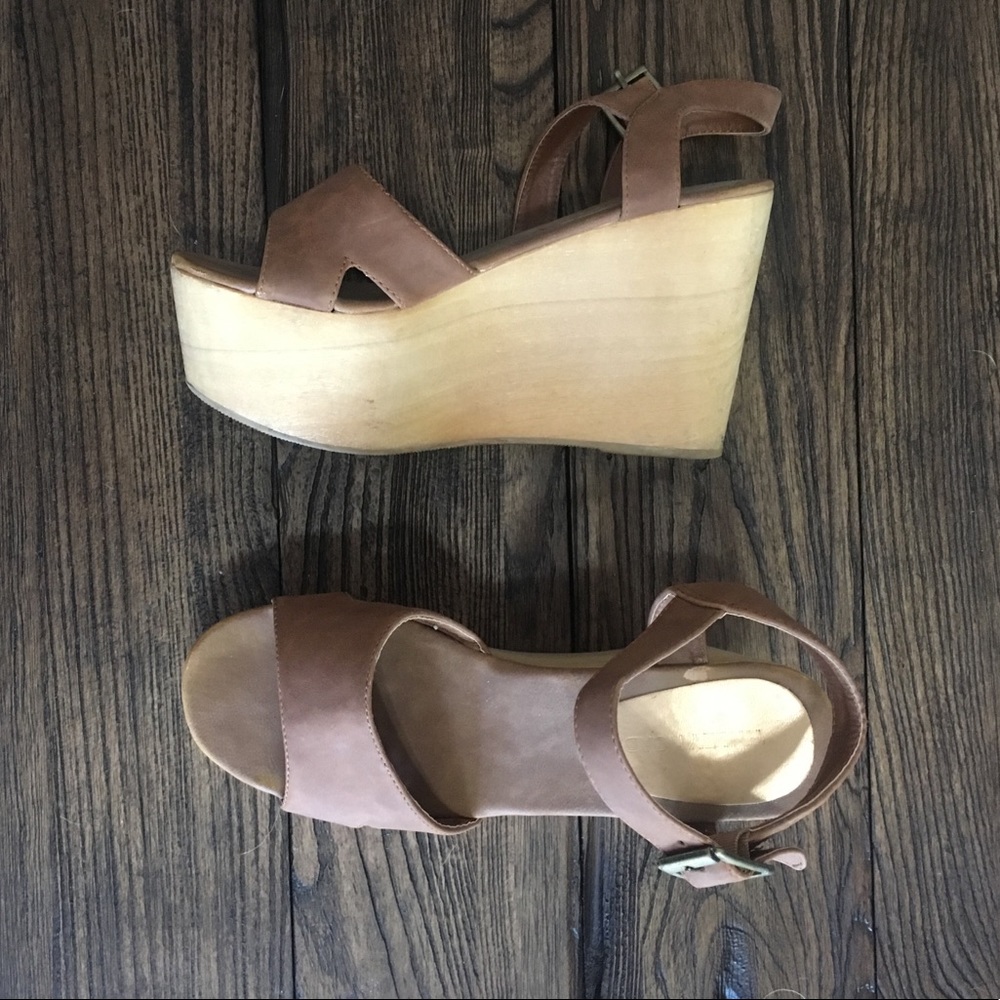 Wood platform sandals
